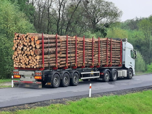 Přetížení o několik tun, nedodržení přestávek. Policisté se zaměřili na kamiony