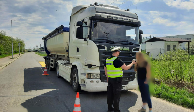 Přetížení o několik tun, nedodržení přestávek. Policisté se zaměřili na kamiony