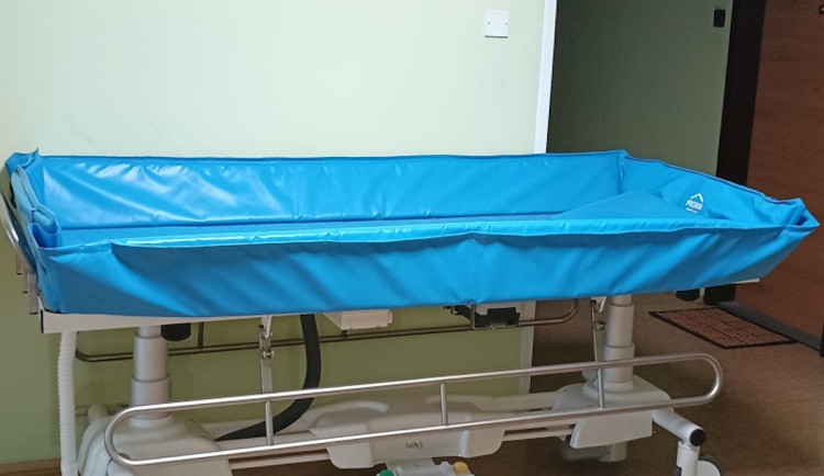Kopřivnice dává do aukce nepotřebný majetek. Lidé mohou koupit postele i odsávačku