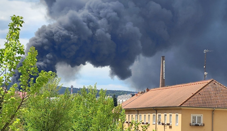 Hustý černý dým se vznáší nad městem Rokycany, kde hoří skládka. Lidé se bojí o zdraví