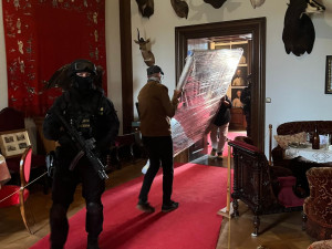 Na kunínský zámek dorazil unikátní obraz císařovny Sissi. Na předávku dohlížela policie