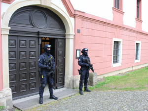 Na kunínský zámek dorazil unikátní obraz císařovny Sissi. Na předávku dohlížela policie