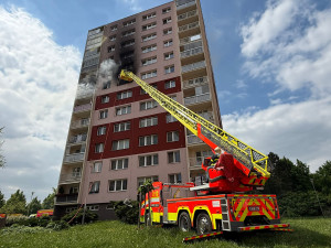 Výbuch a požár v panelovém domě v ostravské Dubině. Příčinou by mohla být elektrokoloběžka