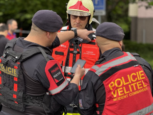 Výbuch a požár v panelovém domě v ostravské Dubině. Deset lidí se zranilo