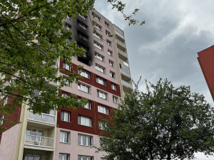Výbuch a požár v panelovém domě v ostravské Dubině. Deset lidí se zranilo