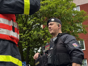 Výbuch a požár v panelovém domě v ostravské Dubině. Deset lidí se zranilo