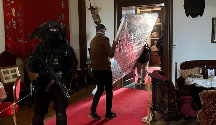 Na kunínský zámek dorazil unikátní obraz císařovny Sissi. Na předávku dohlížela policie