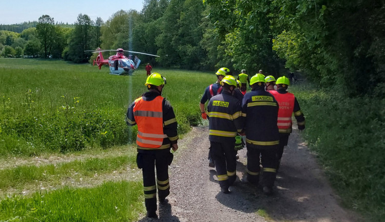 Tvrdý pád ze žebříku. Zraněného chataře na Olomoucku nesli hasiči stovky metrů do vrtulníku
