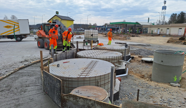 Modernizace nejvýše položené odpočívky Mikulášov na dálnici D1 potrvá do podzimu