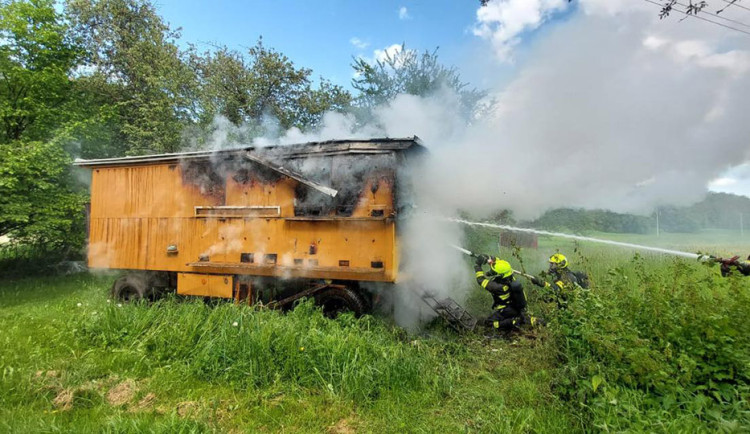 Včelín na Prostějovsku pohltily plameny. Došlo i k explozi tlakové lahve