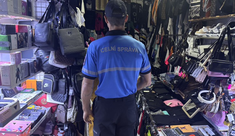Padělky za desítky milionů. Celníci společně s inspektory kontrolovali tržnici Sapa
