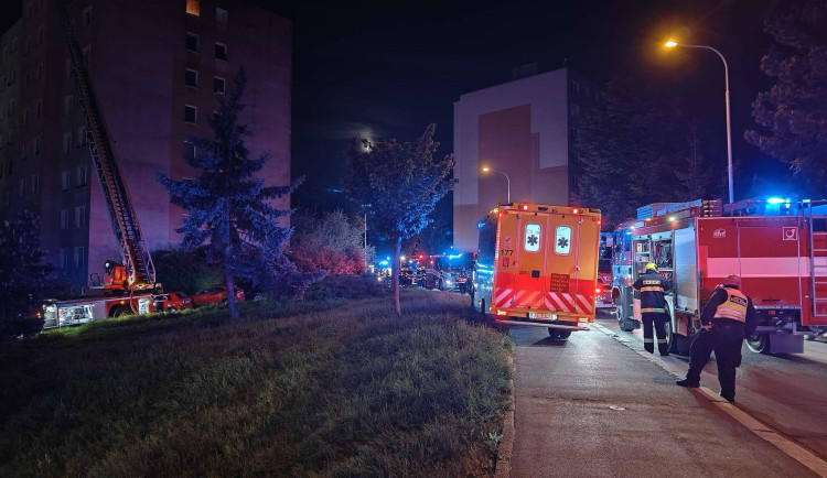 U nočního požáru bytu v Řepích zasahovali hasiči i záchranáři. Jeden z obyvatelů domu nepřežil