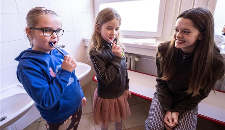 Děti v Jihlavě se učily, jak si čistit zuby. Vysvětlovali jim to starší školáci