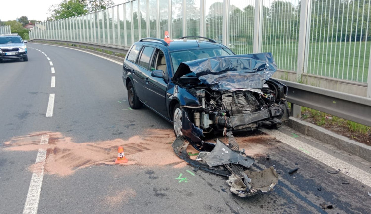 Tři zranění dospělí a jedno malé dítě. V Ostravě se v neděli čelně střetla auta