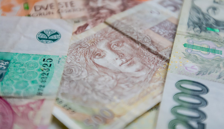 Poctivec v Šumperku: nalezených 60 tisíc donesl strážníkům, peníze se vrátily k majiteli