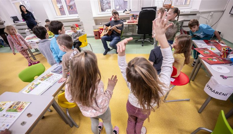 Školy ve Žďáru zkusí poprvé otevřít družiny i v létě, v Jihlavě je naopak zavřou