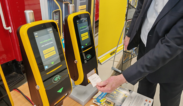 Olomoucká MHD získá do tramvají a autobusů platební terminály nejmodernější generace