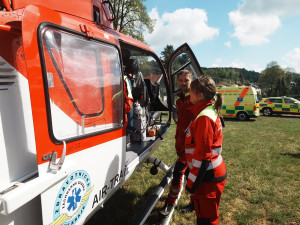 Bagrista na Bruntálsku skončil v péči lékařů kvůli komplikované zlomenině nohy
