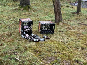 Dvě přepravky s pivem zkomplikovaly útěk z místa činu pachateli série vloupání