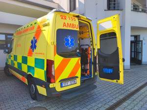 Muž se polil na ulici hořlavinou a zapálil, teď bojuje o život v nemocnici