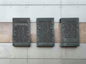 Tři pamětní desky na padlé železničáře v Ostravě hlavním nádraží