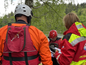 FOTO: Ostravští hasiči ovládli soutěž ve vodním záchranářství