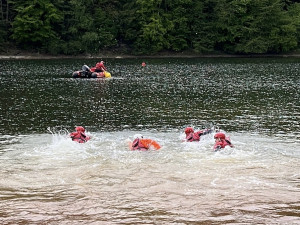 FOTO: Ostravští hasiči ovládli soutěž ve vodním záchranářství
