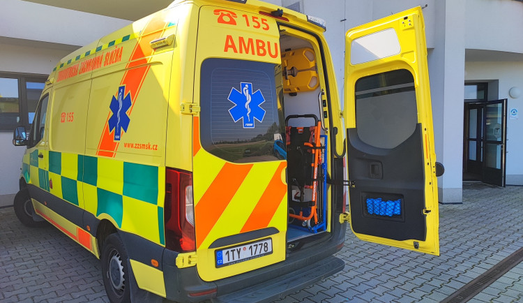 Muž se polil na ulici hořlavinou a zapálil, teď bojuje o život v ostravské nemocnici