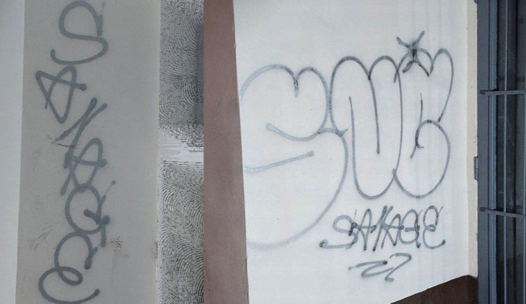 Sprejeři stačili vytvořit celkem tři nápisy