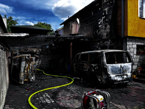 Při požáru přístřešku kompletně shořela dvě auta, kouřil byl vidět na stovky metrů