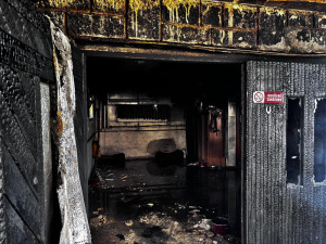 Při požáru přístřešku kompletně shořela dvě auta, kouřil byl vidět na stovky metrů