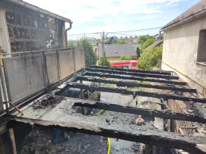 Při požáru přístřešku kompletně shořela dvě auta, kouřil byl vidět na stovky metrů