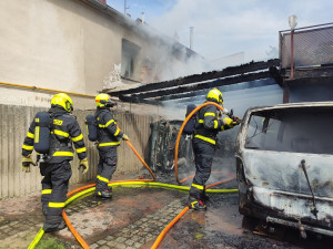 Při požáru přístřešku kompletně shořela dvě auta, kouřil byl vidět na stovky metrů