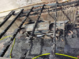 Při požáru přístřešku kompletně shořela dvě auta, kouřil byl vidět na stovky metrů