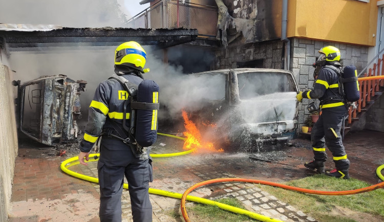 Při požáru přístřešku kompletně shořela dvě auta, kouřil byl vidět na stovky metrů