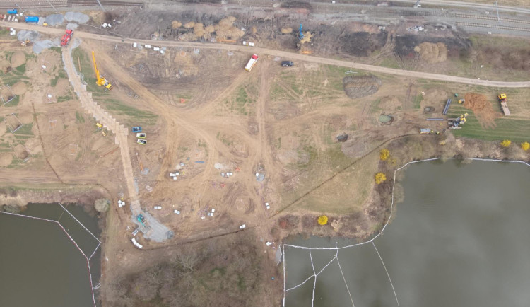 Analýzy půdy i ryb v oblasti havárie vlaku s toxickým benzenem jsou v pořádku, uvedl ministr Hladík