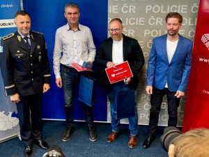 Dva muži vytáhli dívku z auta, které se potopilo v řece. Získali ocenění Gentleman silnic
