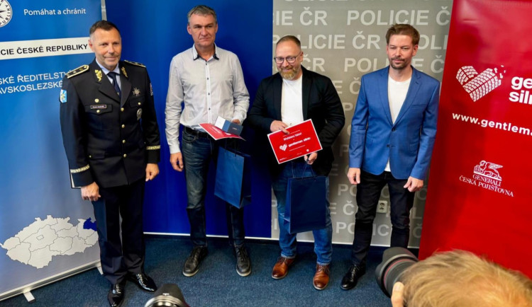 Oba stateční zachránci převzali ocenění z rukou ředitele projektu Jana Marka a ředitele krajského ředitelství policie Moravskoslezského kraje Tomáše Kužela