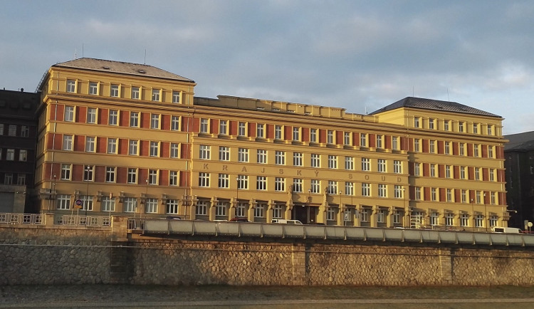 Soud řešil zapálení domu sociální pracovnice na Karvinsku, obžalovanému hrozí 11 let vězení