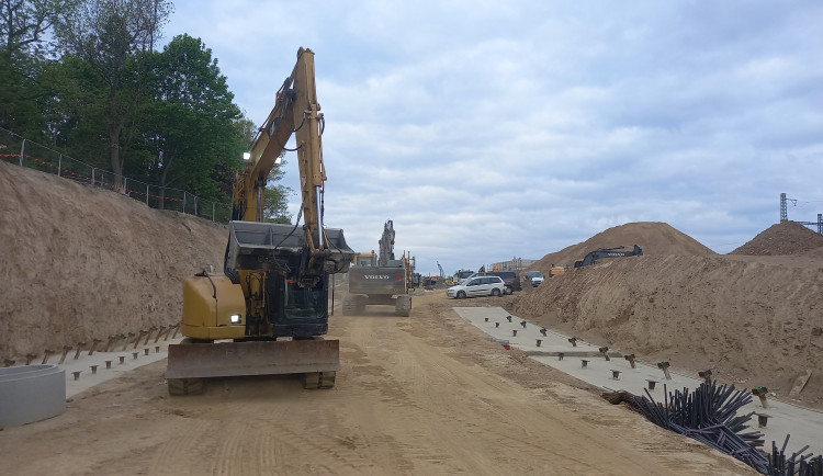 Před Silem vzniká nová silnice, odtěženou zem odvezlo šest tisíc nákladních aut