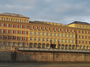 Soud řešil zapálení domu sociální pracovnice na Karvinsku, obžalovanému hrozí 11 let vězení