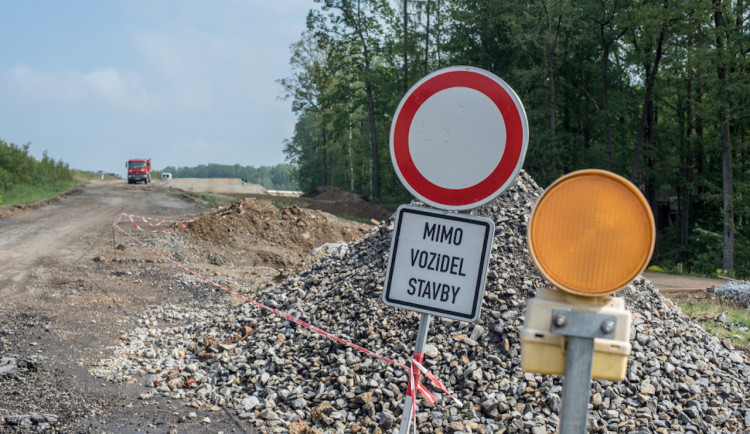 Oprava silnice I/45 na hranici Moravskoslezského a Olomouckého kraje se odkládá