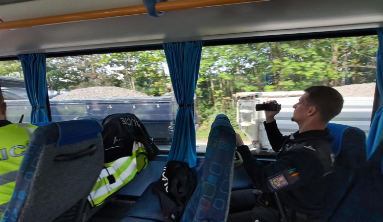 Policisté na kontrolu řidičů využili speciální autobus. Zaznamenali přes třicet přestupků