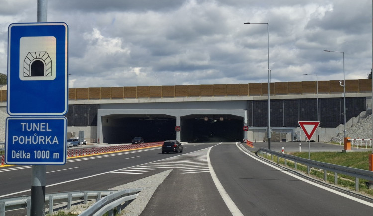 V tunelu Pohůrka se bude čistit a kontrolovat technika, počítejte s omezením dopravy