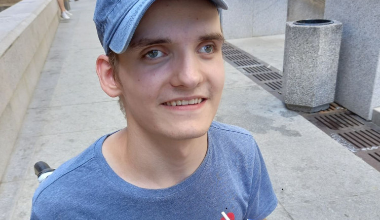 Lukáš potřebuje speciální oblek, který uleví od bolesti. Trpí mozkovou obrnou