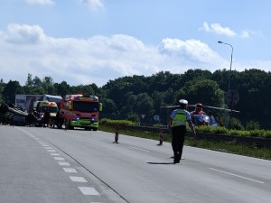 Při pronásledování auta se policisté na D1 srazili s cisternou, dva se zranili