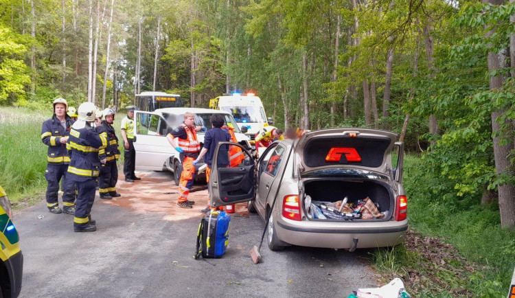 Šest zraněných po nehodě osobáku a dodávky, na místě přistával vrtulník