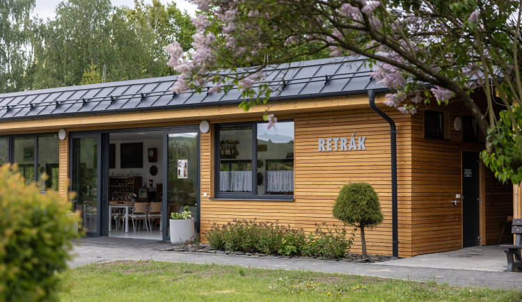 Domov pro seniory v Budišově nad Budišovkou otevřel altán s retro předměty.