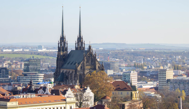 Dvojice za bílého dne souložila před brněnským nádražím. Je to přirozené, hájili se