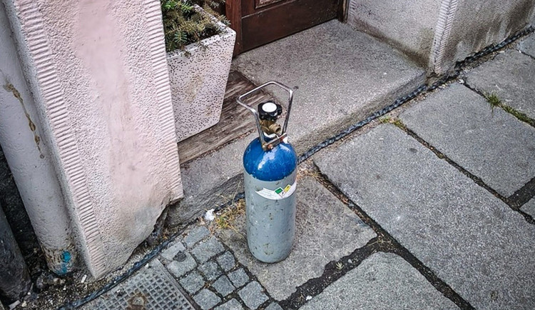 Na chodníku se povaluje něco, co vypadá jako bomba, oznámil muž policii